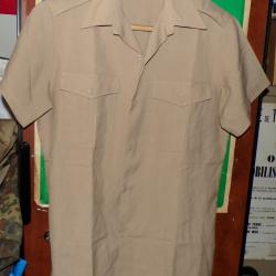 CHEMISE DE SORTIE BEIGE EN TERGAL DE L'ARMEE FRANCAISE , TAILLE 40 SOIT M , FABRICATION FRANCAISE DE