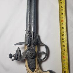R&eacute;plique Pistolet &agrave; Silex 3 Canons Tournants - Style Fran&ccedil;ais XVIIIe - Poign&eacute;e Imitation Ivoire