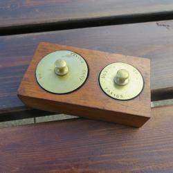 Ancienne paire de poids mon&eacute;taires en laiton &eacute;talonn&eacute;es en francs or avec socle d'origine en bois