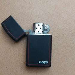 BRIQUET ESSENCE  MARQUE ZIPPO COULEUR NOIR LISERE ROUGE MODEL SLIM