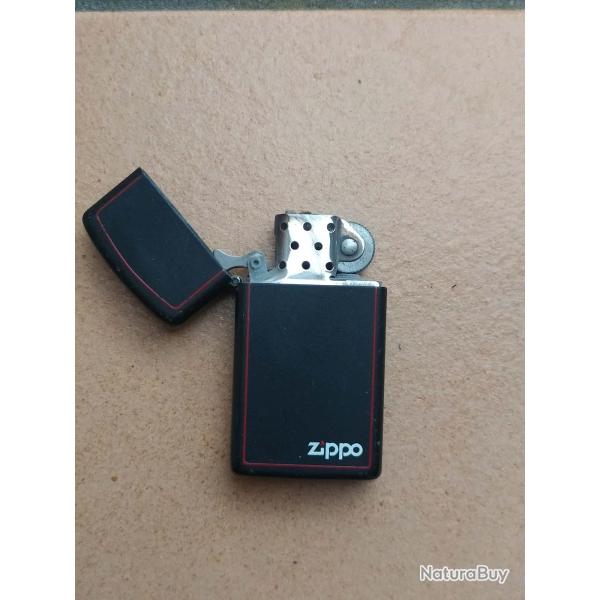 BRIQUET ESSENCE  MARQUE ZIPPO COULEUR NOIR LISERE ROUGE MODEL SLIM