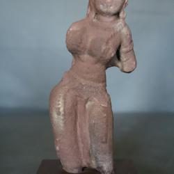 Sculpture en gr&egrave;s rose respr&eacute;sentant une Apsara - Inde m&eacute;di&eacute;vale, 10&egrave;me- 13&egrave;me si&egrave;cle