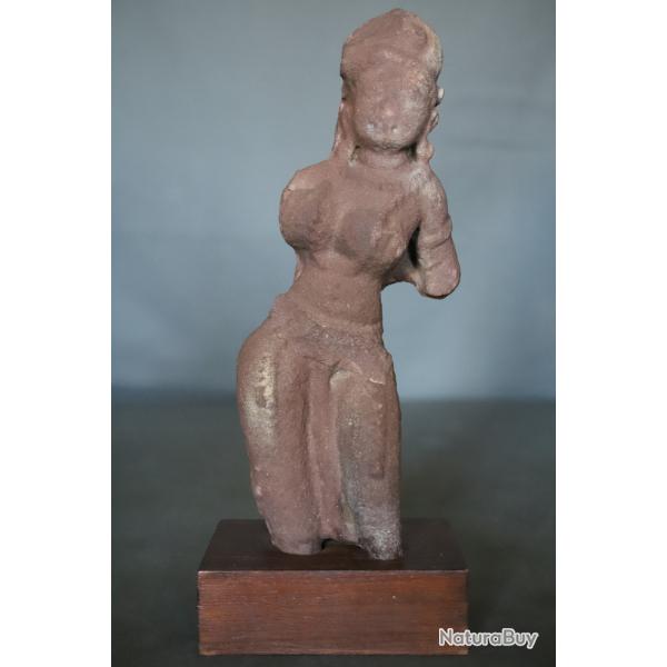 Sculpture en gr�s rose respr�sentant une Apsara - Inde m�di�vale, 10�me- 13�me si�cle