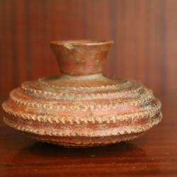 vase godronn&eacute; en c&eacute;ramique Pr&eacute;colombienne - Colombie, Equateur, culture Narino (Capuli)