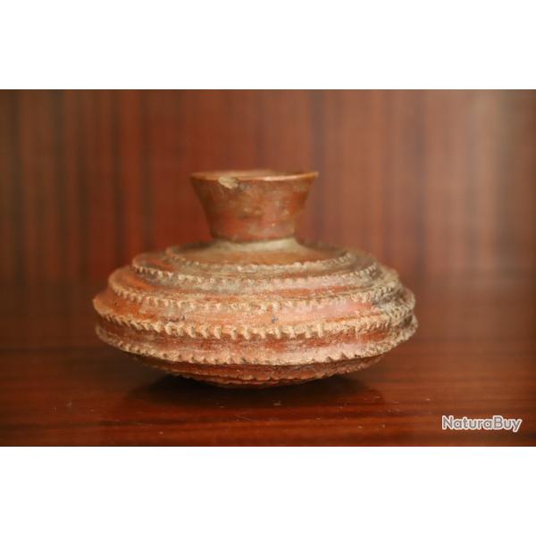 vase godronn� en c�ramique Pr�colombienne - Colombie, Equateur, culture Narino (Capuli)