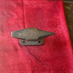 Enclume ancienne avec son socle, pour armuriers ou autres, pas de prix de reserve