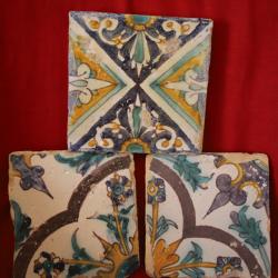Trois carreaux &agrave; d&eacute;cor floral polychrome - Afrique du Nord, Maghreb, 18&egrave;me-19&egrave;me si&egrave;cle