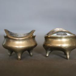 Deux br&ucirc;les parfum (encens) miniatures Chinois en bronze - Chine, vers 1900