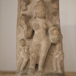 Sculpture en gr&egrave;s beige respr&eacute;sentant une divinit&eacute; f&eacute;minine Hindoue - Inde m&eacute;di&eacute;vale, 10&egrave;me- 13&egrave;me