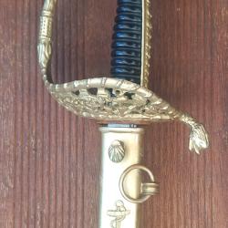 Sabre d'officier de marine avec son fourreau - fabrication du 20&egrave;me - lame l&eacute;g&egrave;rement oxyd&eacute;e