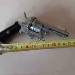 Mini revolver a broche 5mm liegeois Tres bon etat grave a la main tres bon etat mecanique