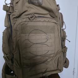 Sac &agrave; dos tactique Camelbak BFM en coloris Coyote avec syst&egrave;me d'hydratation int&eacute;gr&eacute; de 3 litres
