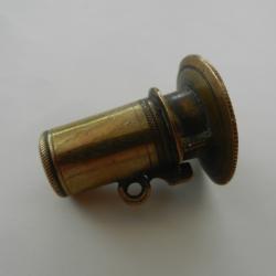 pi&egrave;ce d&eacute;tach&eacute;e bec doseur d'ancienne poire a poudre