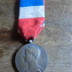 m&eacute;daille  sur tranche  argent honneur travail  P.bEziat 1913