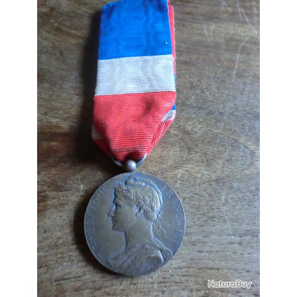 m�daille  sur tranche  argent honneur travail  P.bEziat 1913
