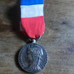 m&eacute;daille argent  poi&ccedil;on sur tranche  honneur travail  M.valiere