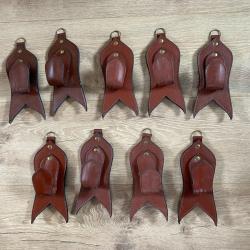 Lot de 9 supports pour armes en cuir