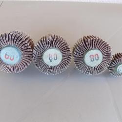 Lot de quatre brosses abrasive.