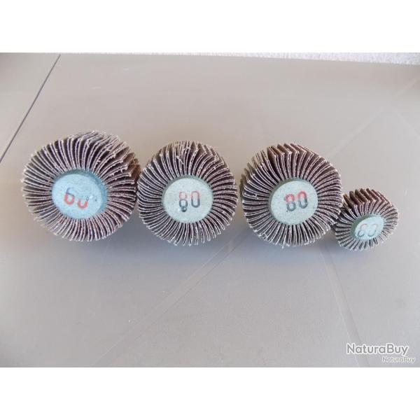 Lot de quatre brosses abrasive.