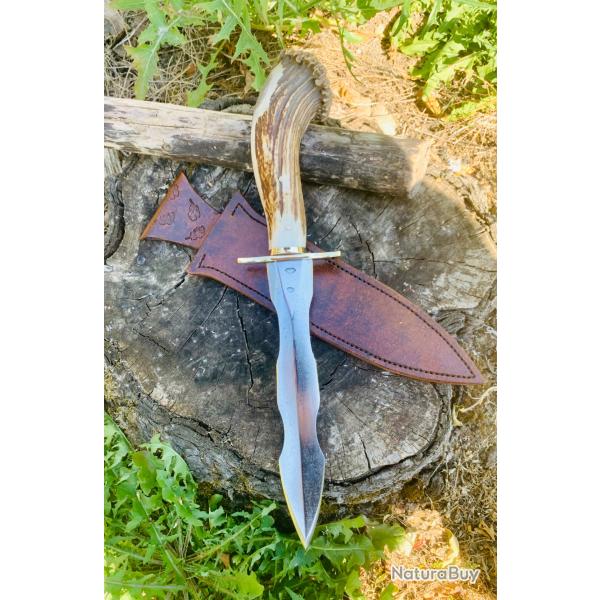 dague de grande chasse d'artisan / le solitaire / bois de cerf / lame acier carbone