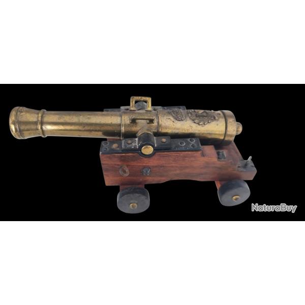 Canon miniatures avec son charriot la fin du 19e si�cle