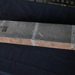 Boite bois et fer pour fusil d&eacute;mont&eacute; (1� sans prix de r&eacute;serve)