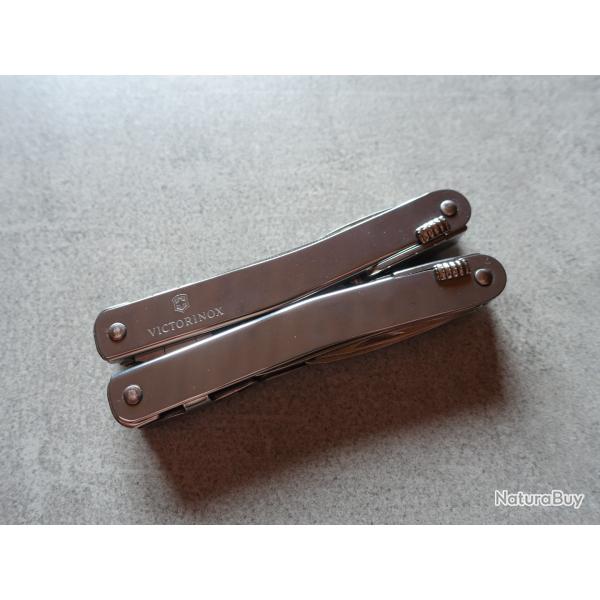 VICTORINOX SWISS TOOL