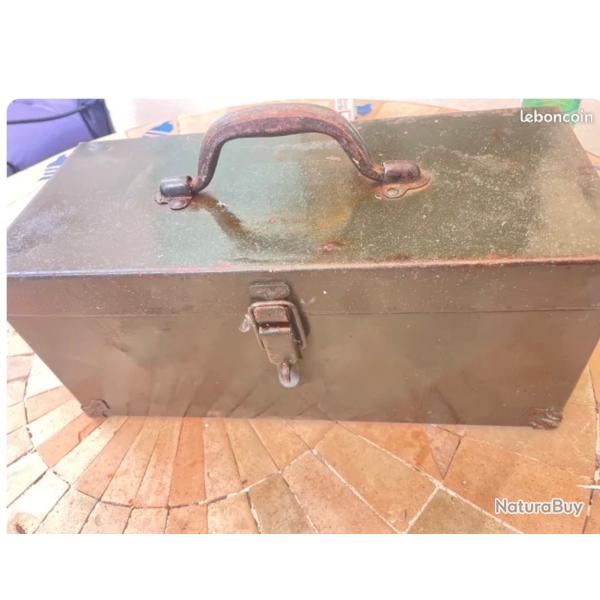 Ancienne bo�te � outils en m�tal vert olive / vintage style industriel