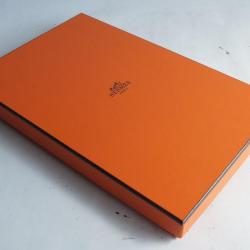 HERMES Boite carton orange 30x20x3 cm carr&eacute; soie