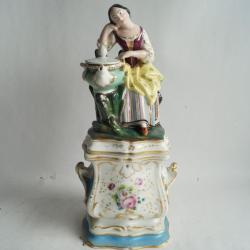 Tisani&egrave;re porcelaine figurative Femme