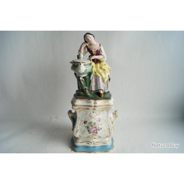 Tisani�re porcelaine figurative Femme