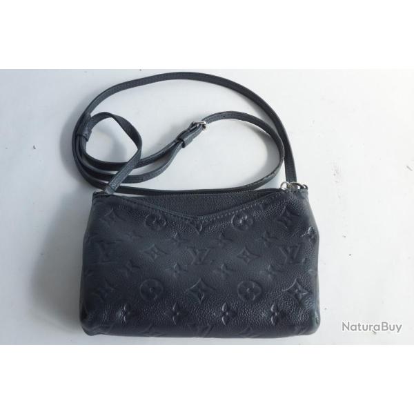 LOUIS VUITTON Sac bandouli�re cuir noir Pallas