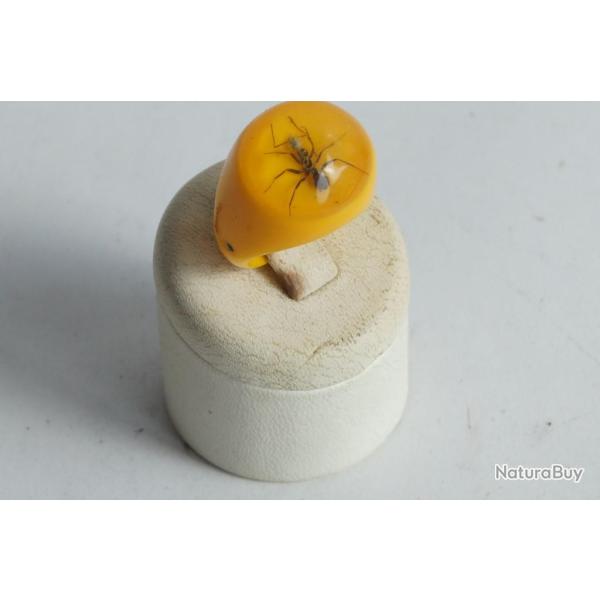 Bague r�sine jaune inclusion Fourmis vintage T53