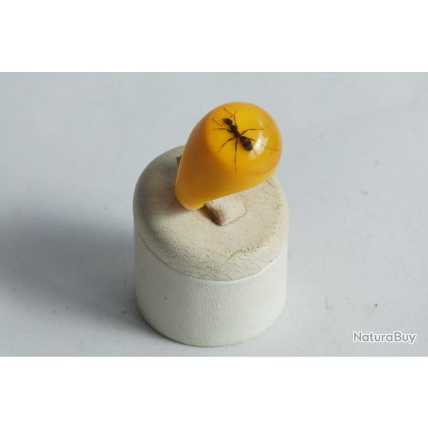 Bague r�sine jaune inclusion Fourmis vintage T57