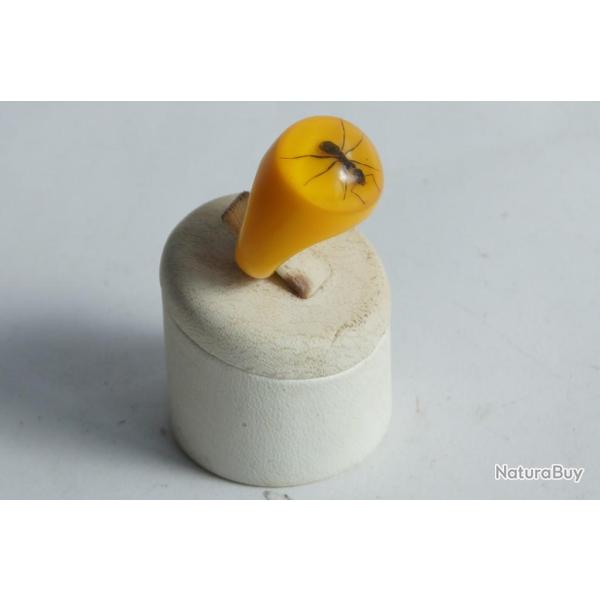 Bague r�sine jaune inclusion Fourmis vintage T51