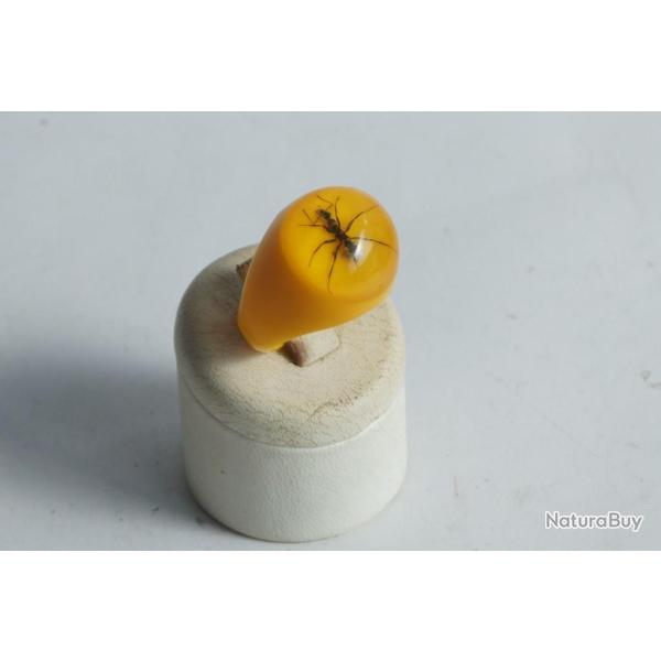 Bague r�sine jaune inclusion Fourmis vintage T59