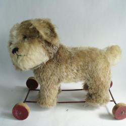 Ancien jouet &agrave; tirer Chien mohair t&ecirc;te orientable