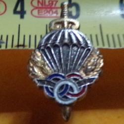 REDUCTION :Brevet Pr&eacute;paration Militaire Parachutiste, en r&eacute;duction 21 mm, &agrave; vis,&nbsp;ETAT VOIR PHOTO&nbsp; .