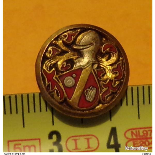 REDUCTION :heaume et �cu sur fond rouge, ETAT VOIR PHOTO� . POUR TOUT RENSEIGNEMENT ME CONTACTER. RE