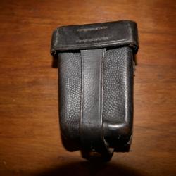 Pochette de cartouchi&egrave;re de MAUSER WW2 en cuir (r&eacute; usage Maquis ou Indo)