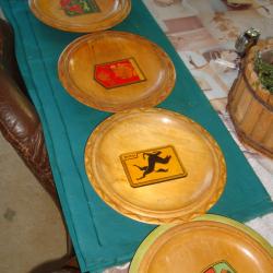 LOT D'ASSIETTES D'ECORATIVE EN BOIS THEME MILITAIRE