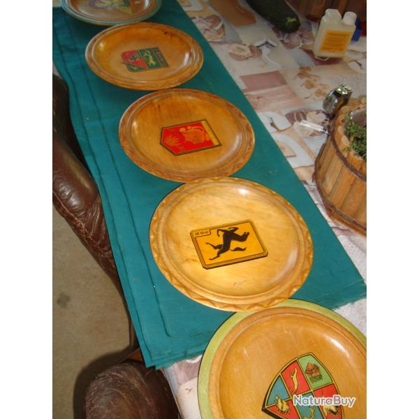 LOT D'ASSIETTES D'ECORATIVE EN BOIS THEME MILITAIRE