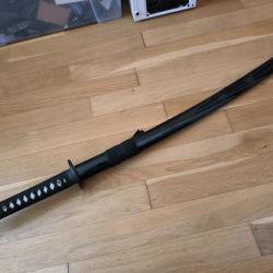 Katana noir affut&eacute;