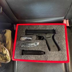 Lot d'&eacute;quipement airsoft (r&eacute;pliques + gilet et ceintures)