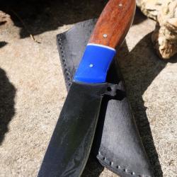 Couteau de Chasse Skinner Lame Drop Point Acier Carbone 1055 Blk Manche Bois/R&eacute;sine Etui Artisanale