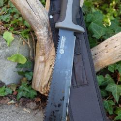 Couteau Tactical Lame Acier 3CR13 Tanto Scie Sur le Haut de la Lame Manche ABS &Eacute;tui Nylon 01