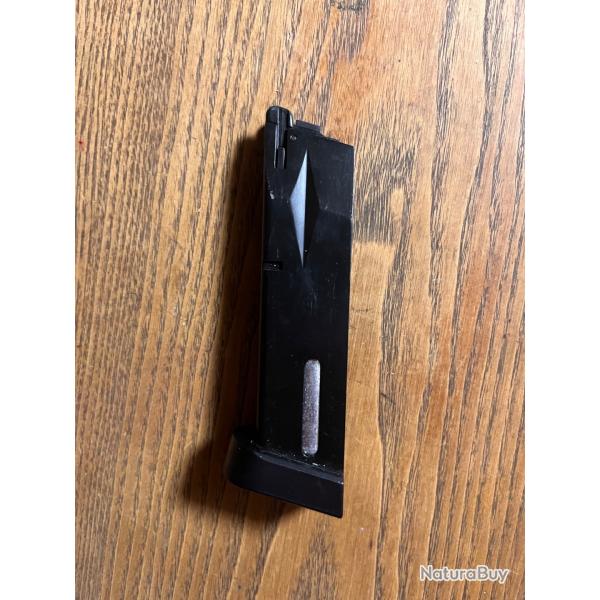 Chargeur CO? m�tallique compatible avec les r�pliques airsoft SIG Sauer P226 X-Five KWC.