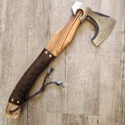 Magnifique hache viking en acier au carbone 1095, forg&eacute;e &agrave; la main.Motif Odin