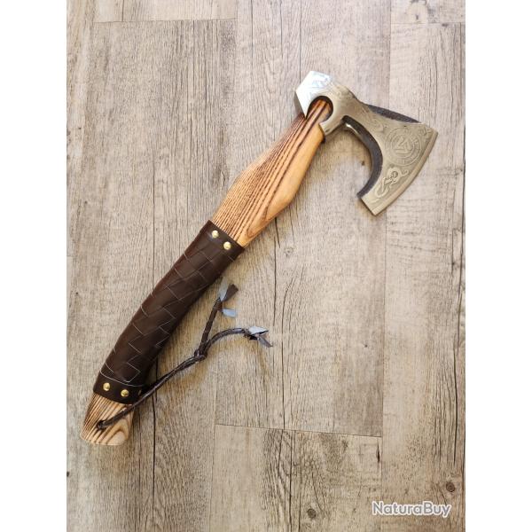Magnifique hache viking en acier au carbone 1095, forg�e � la main.Motif Odin