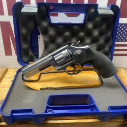 SMITH &WESSON Mod&egrave;le 617-6 Calibre 22lr 10 coups canon de 4'' &eacute;tat proche du neuf